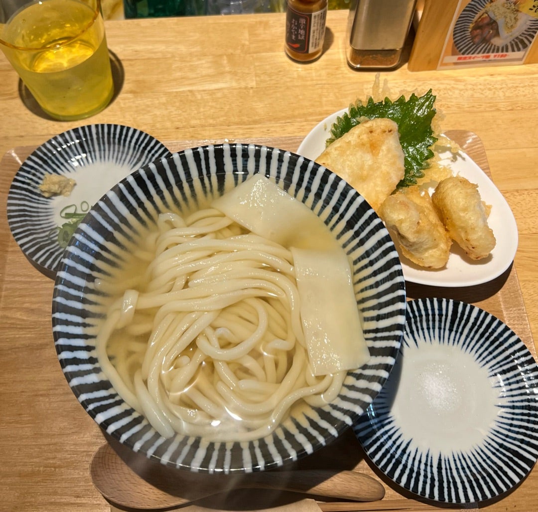 なぜうどん屋は白い椀を使うのか？出汁を引き立てる驚きの視覚効果