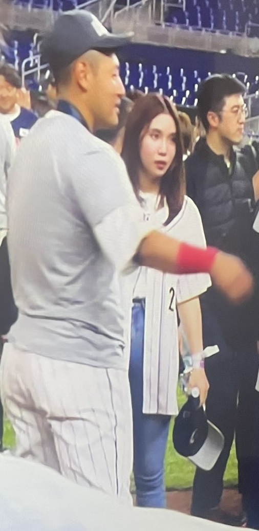 巨人・岡本和真の妻は誰？2歳年上美人妻との馴れ初めや子供の真相