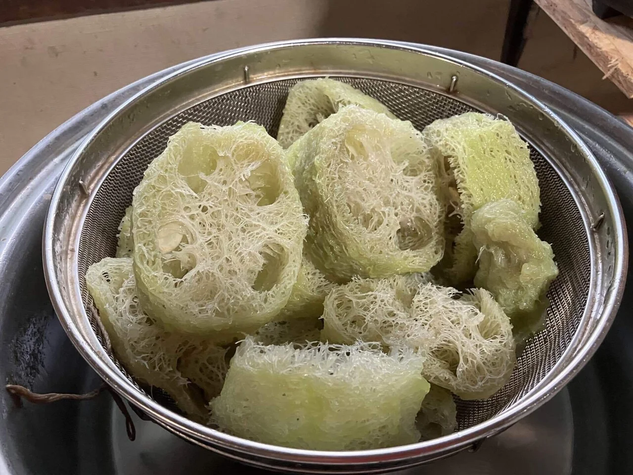 へちまたわしの作り方決定版！臭わない煮沸の裏技と青い実の剥き方