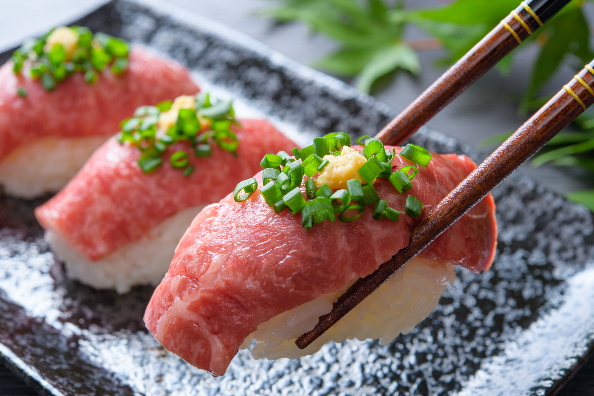 2026年、進化する「肉寿司」の最前線：なぜ今、世界中の美食家が日本の「炙り肉鮨」に熱狂するのか