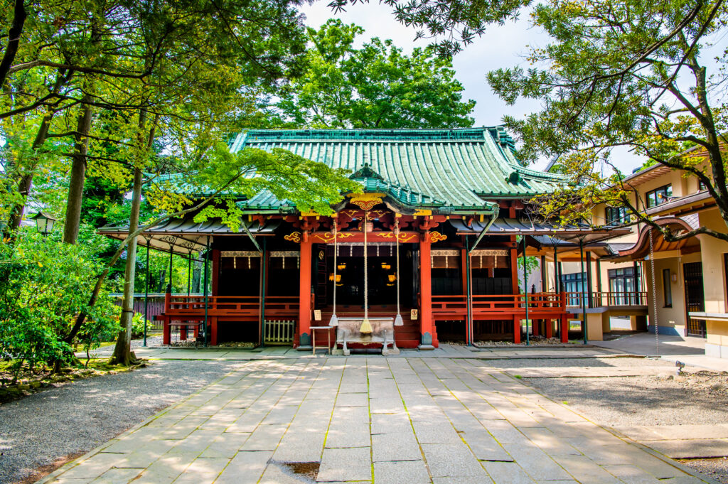 【2026年最新】都心の超高層ビル群に潜む「奇跡の森」——赤坂氷川神社が今、疲弊した現代人に選ばれる理由