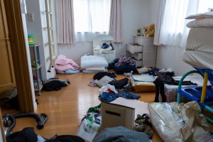 「汚部屋」の裏に潜むSos。2026年、私たちが「片付けられない症候群の写真」を直視すべき理由