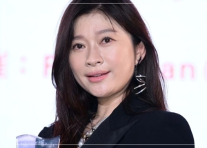 「奇跡の50代」篠原涼子の現在と90年代の衝撃——なぜ今、若者たちが彼女の過去に熱狂するのか？