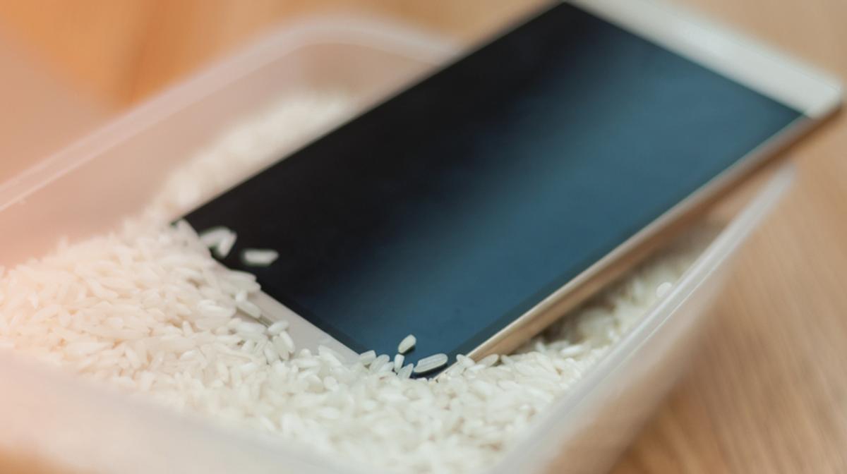 スマホ水没でお米はNg？Apple警告の真相と2026年最新対処法