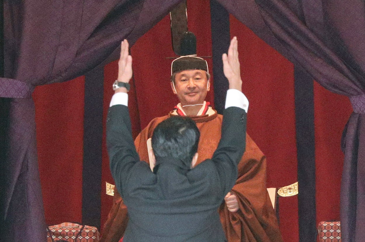 手のひらの向きで失礼に？万歳三唱の正しいやり方と式典・結婚式マナー