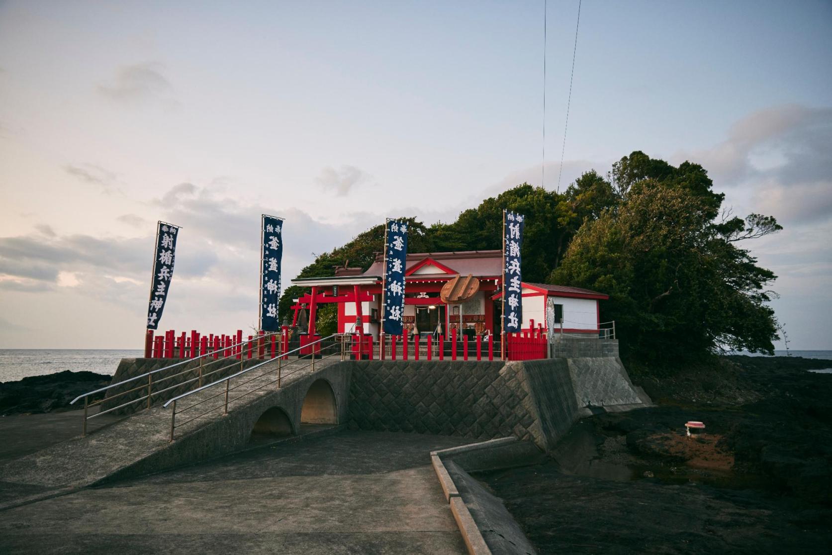 鹿児島・釜蓋神社の勝負運が凄すぎる？頭に乗せる参拝作法と絶景の全貌