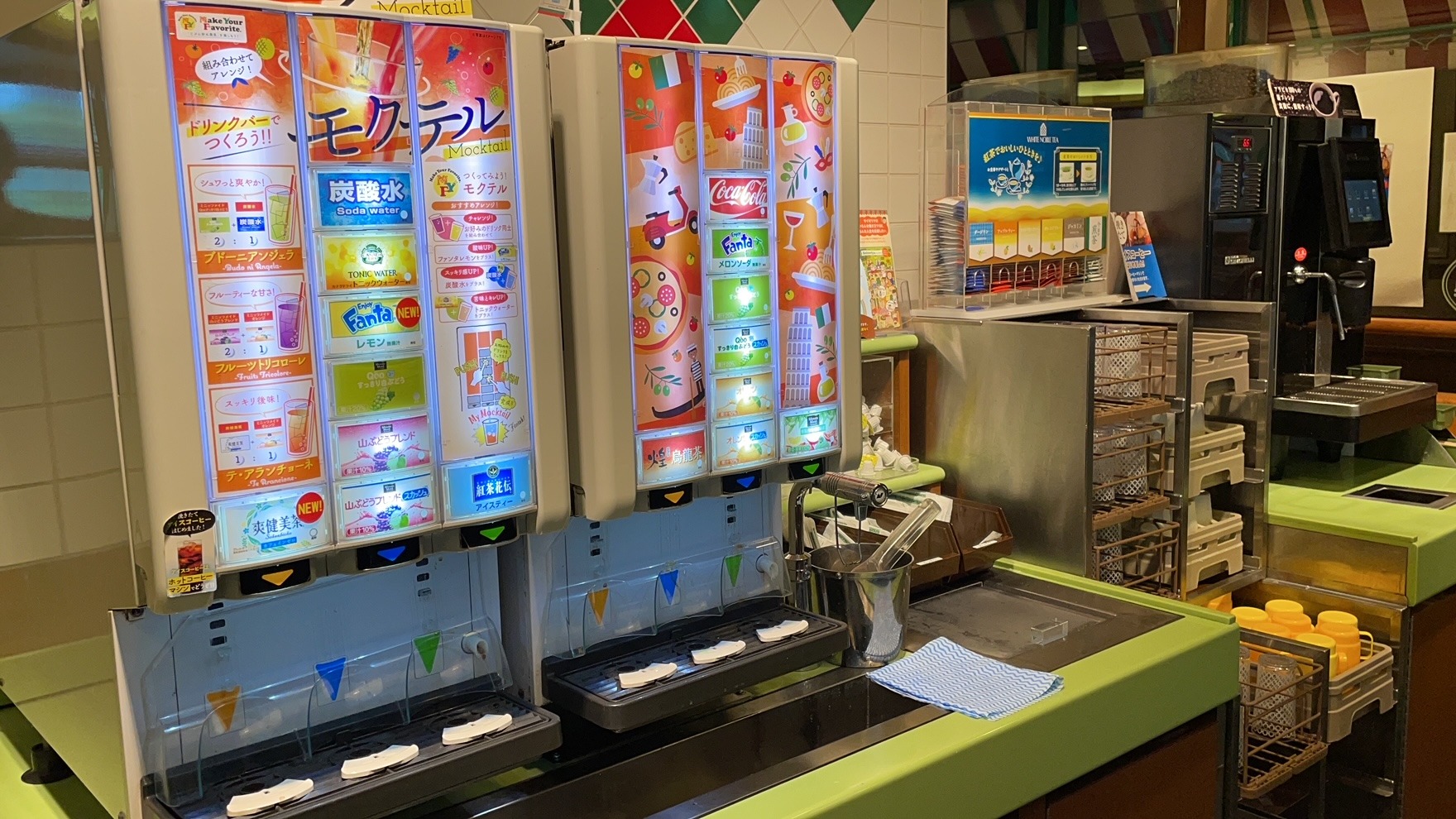 【2026年最新レポ】ファミレスの常識が崩壊？Ai調合から高級クラフト化まで進化する「体験型」飲料革命の最前線