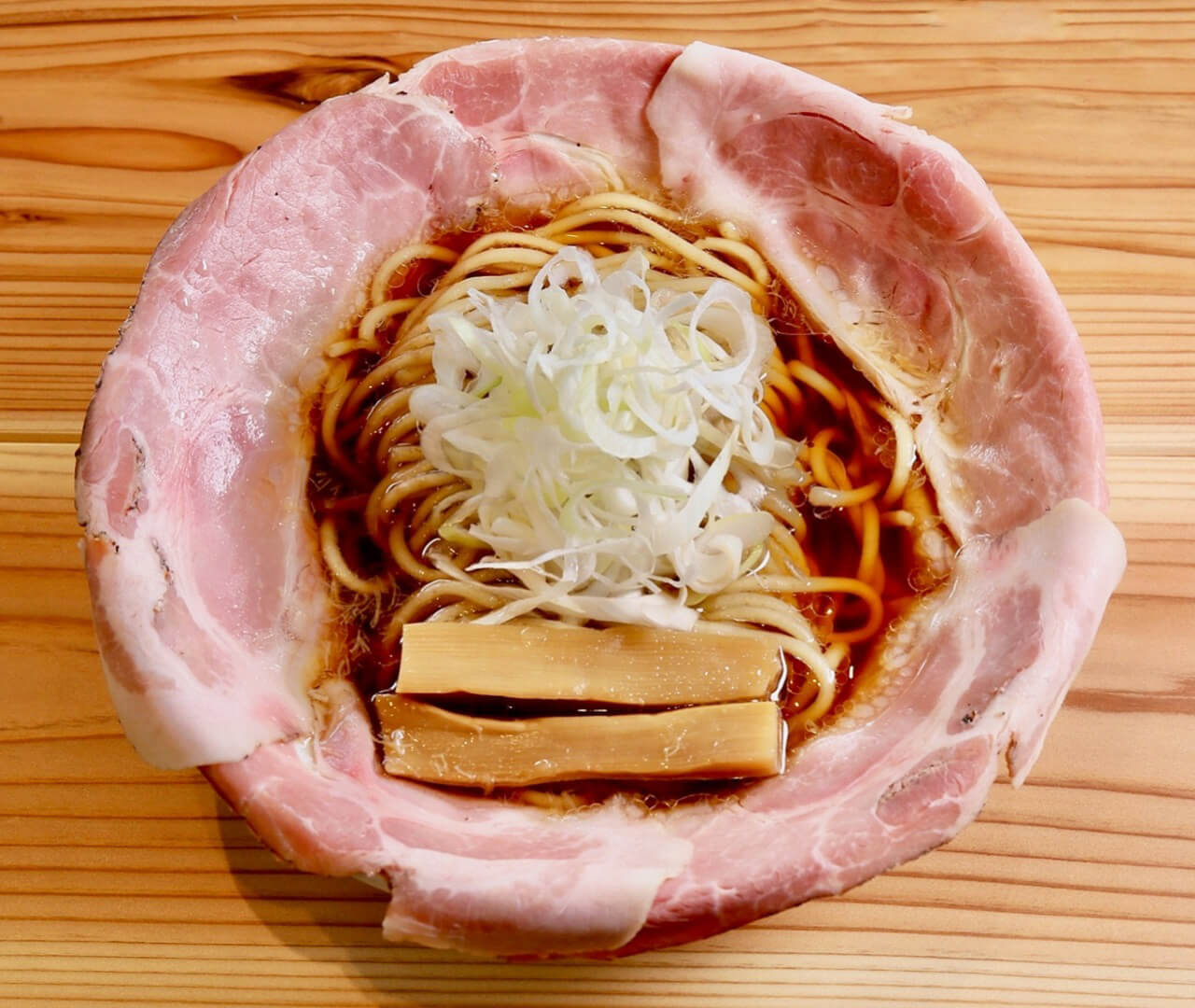 【2026年最新】激変する日本のラーメン界：『ラーメン大戦争』が打ち破る物価高の壁と進化する一杯の正体