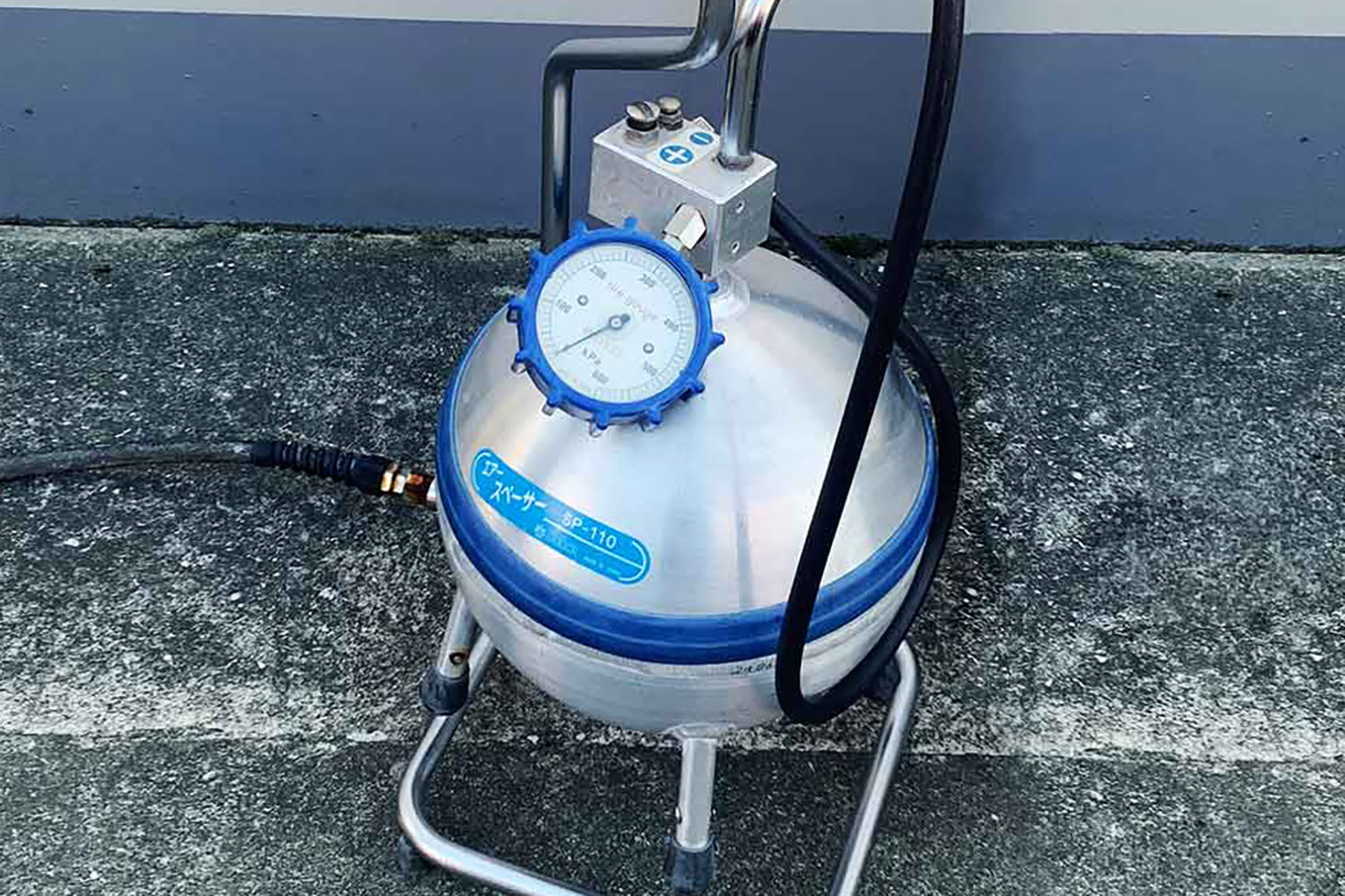 ガソリンスタンドのタイヤ空気圧点検術！セルフ空気入れの使い方と適正値