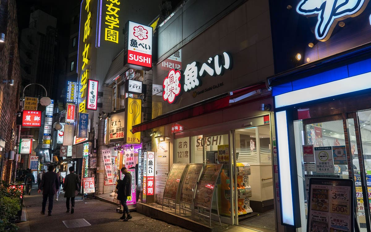 渋谷道玄坂で異彩を放つ「回転しない寿司」の衝撃：2026年、なぜ世界中から人が集まり続けるのか