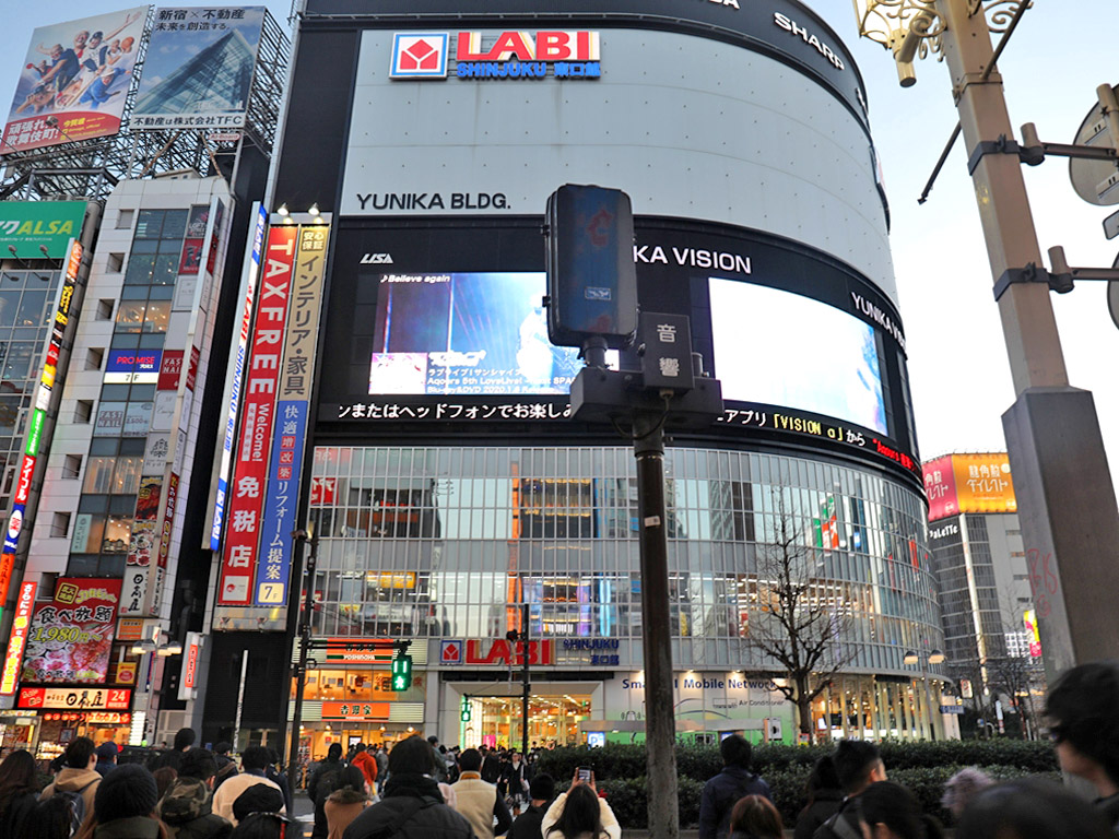新宿東口のヤマダ電機はなぜ消えた？閉店理由と跡地の現在を徹底追跡